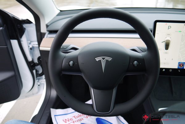 Не забравяйте да оборудвате електрическата си кола с отопляеми седалки и волан, ако живеете в район със студен климат. Това са малки детайли, които могат да направят разликата през зимата. Освен това те не са чак толкова скъпи и не консумират много енергия. 