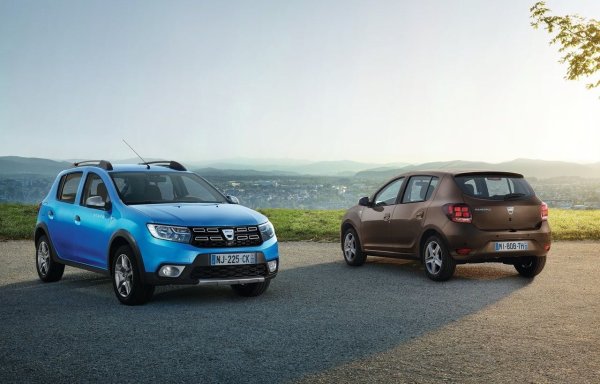 Популярният вариант Stepway не е само стилизиран като мини-SUV с пластмасови капачки, но има и практични качества &ndash; клиренсът е с четири сантиметра по-висок. 

Обикновената версия на Sandero вече има много пространство под шасито, което се дължи на румънската традиция на марката, където дори обикновените леки автомобили понякога трябва да се справят по черни пътища.
