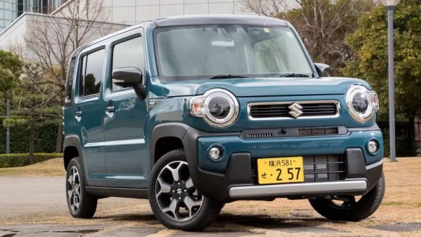 В Япония регистрационните номера са нещо повече. Всъщност, те могат да ви кажат много за самата кола. Например, зелените регистрационни табели обозначават търговски автомобил, а белите - лично превозно средство. Жълтите се издават само на кей-каровете. Има дори специална система, която може да помогне да се определи дали дадена кола е кей-кар, обикновена  или нещо по-уникално.

За феновете на JDM културата тези табели са нещо като почетен знак. Определена конфигурация на регистрационния номер може да разкаже за категорията на автомобила, неговия регион и понякога за неговото наследство.
