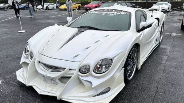 Bosozoku (Босодзоку) често се свързва с японските автомобили. Първоначално обаче този стил е бил прилаган за мотоциклетите. Двуколесните превозни средства са били силно модифицирани, поставяни са им по-големи ауспуси и са им правили дръзки акценти. По-късно този стил се прехвърля и върху автомобилите. Въпреки че влиянието на стила се е прехвърлило и върху колите, сърцето на тази субкултура принадлежи на мотористите-бунтари.
