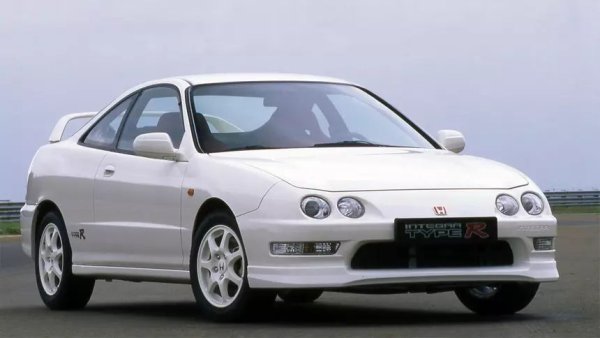 Не всеки японски автомобил се счита за JDM. Всъщност, много коли, които хората смятат за JDM, не са. JDM се отнася специално за превозните средства, произведени за японския пазар, които често се различават от тези за износ по характеристики, производителност или дизайн. Именно в това е целият смисъл. Такива модели предлагат високо ниво на ексклузивност и често по-високи спецификации, отсъстващи в моделите, продавани извън Япония.