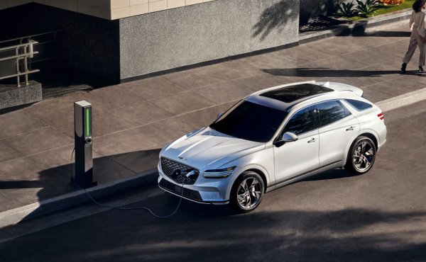Genesis GV70 е изграден на 800-волтова архитектура на корейския производител Hyundai Motor. Този стилен и високотехнологичен кросоувър може да добави 161 км към пробега си за 10 минути и 251 км за 20 минути. Благодарение на своята цена от 54 680 евро, той представлява по-достъпен вариант, отколкото някои конкуренти, без компромиси в комфорта и технологиите.
