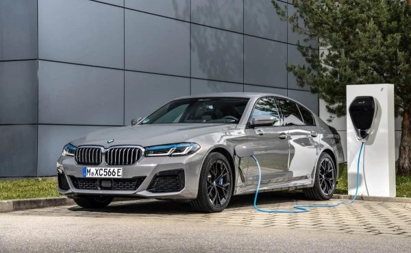 BMW i5 е семеен седан със запас ход до 582 км WLTP. Скоростта му на зареждане е впечатляваща - за 10 минути той може да възстанови 162 км, а за 20 минути - 261 км. Този резултат го прави отличен избор за тези, които търсят баланс между премиум качество и практичност. Цените започват от 70 000 евро.

