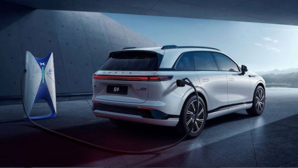 Китайският Xpeng G9 е един от най-бързите електромобили за зареждане. Този китайски SUV може да получи допълнителни 175 км за 10 минути и 278 км за 20 минути, което го прави сериозен конкурент на световния пазар. G9 се предлага във версии с батерии, осигуряващи 460, 520 и 570 км пробег по WLTP, като цените започват от 58 970 евро.
