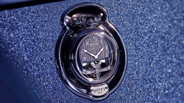 Когато се появи през 2021, изработеният в едва три екземпляра Boat Tail бе най-скъпият автомобил в света. Часовникът, естествено, бе избран така, че да отговаря на тази репутация. Той е дело на елитната швейцарска компания Bovеt, 44-милиметров и изработен от бяло злато. На едната страна е изобразен Духът на екстаза - прочутата емблема на Rolls-Royce, а на другата е изрисуван самият Boat Tail. Можете да го извадите и да го носите и на ръката си. 
