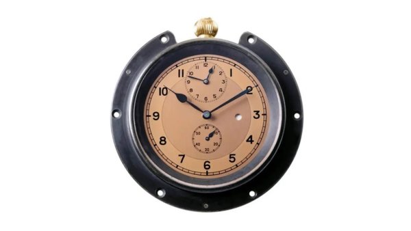 Още през 1911 година Heuer патентова Time of Trip - първия хронограф, специално създаден да се монтира в таблото на автомобили, самолети и цепелини. Той показва часа на големия циферблат, а малките стрелки отчитат продължителността на пътуването. Това поставя началото на много близки отношения между компанията (днес наричаща се TAG Heuer) и моторните спортове, продължаващи и досега. 