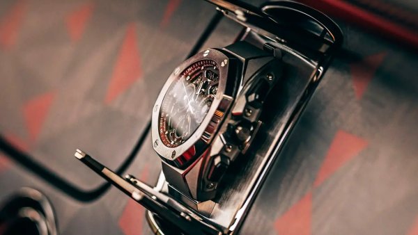 Преди Amethyst, пред широката публика бе показан първият от четирите Droptail - La Rose Noire, или черната роза. Часовникът е истински шедьовър, създаден от Audemars Piguet, и се нарича Royal Oak Concept Split-Seconds Chronograph GMT. Има автоматичен механизъм в корпус от титанова сплав. С натискането на бутон специален механизъм го отделя от автомобила и ви го поднася, за да го сложите на ръката си. А когато е на таблото, каишката се съхранява в специална кожена кесийка. Цената на часовника според експерти е между 170,000 и 220,000 евро - но не можете да си купите поотделно, а само заедно с автомобила. 