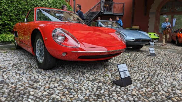 През 1961 пословично нетолерантният към чуждите мнения Енцо Ферари решава да уволни двамата си главни инженери - Джото Бидзарини и Карло Кити (говори се, че и жена му Лаура спомогнала за интригата). Двамата, които вече са създали легендарни машини като 250 GTO, решават да основат нова компания и да натрият носа на Енцо. Резултатът е ATS (Automobili Turismo e Sport).