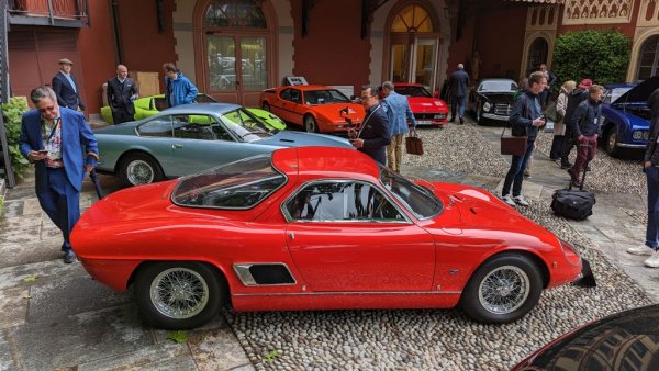 Моделът 2500 GTS впечатлява с качествата си, дебютът във Формула 1 (с Фил Хил като пилот) също е обещаващ, но после начинанието постепенно се разклаща заради липсата на търговски нюх у инженерите и недостатъчната ликвидност. Останка от тази кратка авантюра е тази Berlinetta, с дизайн на великия Франко Скалионе и изработка от Carrozzeria Alemanno. Тази кола е една от едва три, изработени от алуминий.
