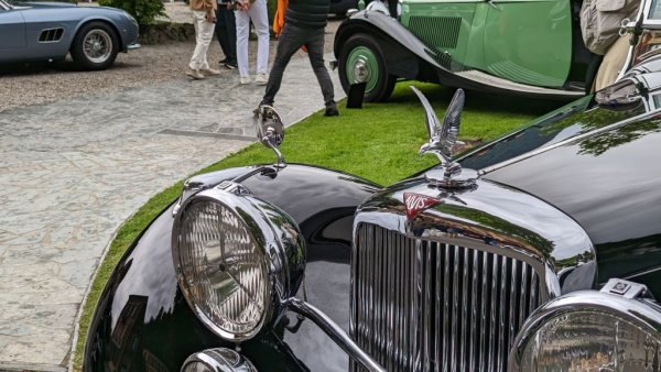 Това е много напредничав за епохата автомобил - с 4-степенна синхронизирана скоростна кутия, серво на спирачките и вградени пневматични крикове, така че колата сама да се повдига за смяна на гуми. Alvis произвежда само технологичната платформа и после възлага на компании като Vanden Plas и Cross&Ellis да изработват каросериите. Но тази е още по-рядка - дело е на Offord & Sons, доставчиците на каляски за британския кралски двор. През 2001 настоящият собственик я е подложил на щателна реставрация.
