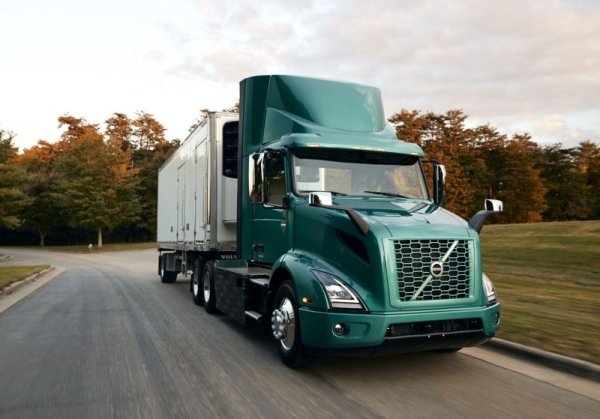 - Доста проста. Европа и Китай ще въведат задължителни нулеви емисии за транспорта. Едно възможно решение са електромобилите с батерии - но далеч не са единственото, особено за тежките камиони и лекотоварните автомобили. При тях ключова е товароносимостта. Но за да имат приемлив обхват, това означава огромни батерии, което повишава теглото и намалява товароносимостта. Затова смятаме, че приспособяването на дизеловите двигатели към водородно гориво ще ни даде такава мобилност, която е едновременно технологична и социална. 

На снимката: електрически влекач на Volvo. Дори и с огромна батерия той има обхват от около 240 км с едно зареждане
