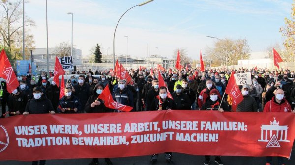 - Защото автомобилната индустрия, особено в Европа, през годините е направила колосални инвестиции в дизеловата технология - от двигатели, през системи за впръскване, контролни системи и така нататък. Всички тези системи, както и работните места, свързани с дизелите, сега са заплашени с изчезване, ако преминем само към електромобили с батерии. 

На снимката: членове на синдиката IGM в заводите на Mercedes протестират срещу закриването на производството на ДВГ