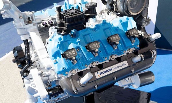 - Водородът изгаря седем пъти по-бързо от дизеловото гориво, затова трябва да понижиш температурата в горивната камера. Доказано средство за това е впръскването на вода, но то има негативен страничен ефект - създава корозия. Друг потенциален проблем е смазването, защото такъв двигател ще е много сух. Омасляване чрез впръскване е единственото решение. Иначе самият двигател се нуждае само от малки корекции по цилиндровата глава. Инжекционът и контролните системи, естествено, трябва да се преработят, за да боравят с водород. 

На снимката: дизелов V8 двигател на GM, адаптиран за водородно гориво от Punch
