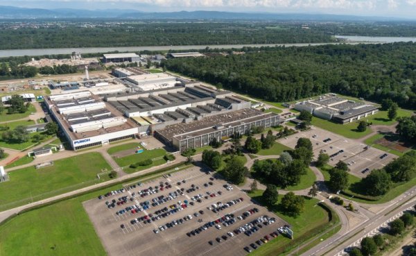 - Не мога да кажа нищо конкретно за момента, но можете да си представите, че скоро в Европа ще има изобилие от "осиротели" заводи за дизелови мотори. 

На снимката: заводът за трансмисии на Punch в Страсбург
