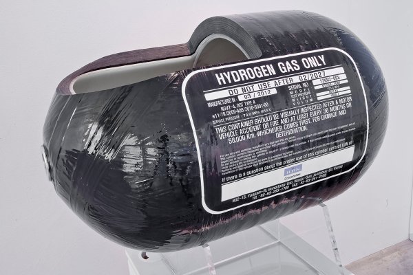 - При тях предизвикателството е по-скоро в окомплектоването, отколкото в технологията. Една лека кола се нуждае от резервоар за около 4 кг водород. Този резервоар тежи много по-малко от батерията на електромобил - едва около 50 кг с цялата периферия, докато батерията може да е 300 или 500 килограма. Но проблемът на водородния резервоар е в обема - той заема около 100 литра. При съвременните седани това е около четвърт от багажника. При хечбек моделите е още по-сложно. 
