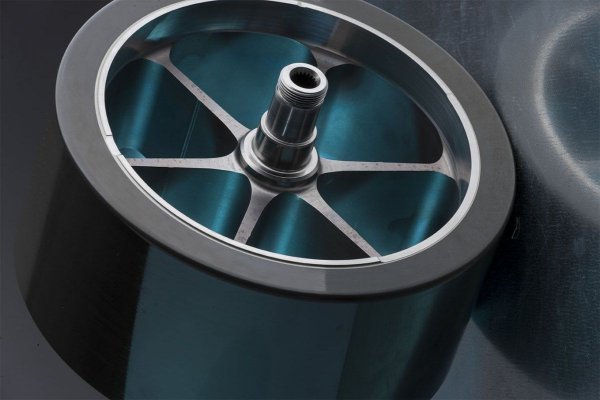 - Ние смятаме, че за леките коли по-обещаващо решение е електрифицираният маховик, който наричаме Flybrid.
