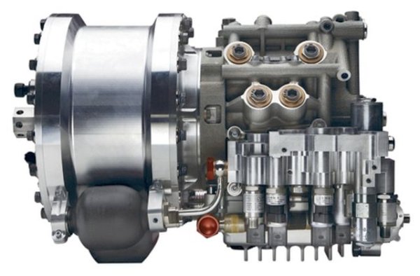 - Това е механичен маховик, който се върти до 42 000 оборота в минута и отдава кинетичната енергия, рекуперирана при спирането, обратно към колелата. Тази енергия се използва да намали натоварването върху двигателя при старт и ускорения. 
Имаме и второ приложение, при което към маховика е прикачен генератор, който зарежда малка батерия. Така складираната енергия се отдава обратно към автомобила чрез мотор, вграден в трансмисията. Тествахме това решение при някои лондонски таксита и видяхме икономия на гориво от порядъка на 34%. Изпробвахме Flybrid и на дизелов Jaguar XF, при който консумацията на гориво спадна с 22%. 
