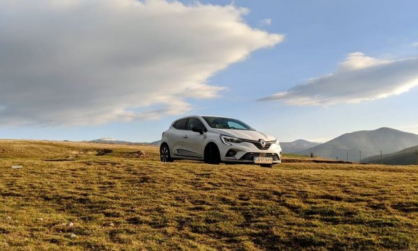 През миналата година Clio дишаше във врата на Golf и даже на моменти го изпревари. През 2021 обаче продажбите са с почти 50% надолу. 
