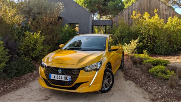 Въпреки 15-те процента спад на годишна база, 208 успява да завладее първото място. Интригата е дали ще успее да го запази до края на годината, и да повтори постиженията на предшествениците си 206 и 207 като най-продавани модели в Европа. 
