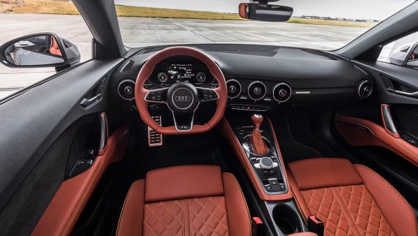 И не са само вентилационните отвори - кръговата тема продължава в основата на селектора на скоростите, центъра на волана и блока за управление на системата MMI. Като минус може да се посочи преместването на бутона за стартиране, който е малко неудобен за достигане.
