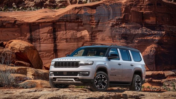 Jeep Wagoneer се възползва от щедрото налично пространство. Но дизайнерският екип все пак e свършил доста добра работа в създаването на истинска елегантна кабина за собственици, които са свикнали с лукс и комфорт. Много добра изглежда и широката централна опора за ръце, като само двата противоположни края са подплатени. Централният екран на информационно-развлекателната система не крещи "технологична ера", тъй като е с нормален размер, противопоставяйки се на тенденцията за все по-големи екрани в превозните средства днес. Останалата част от централната конзола е чиста и изчистена.