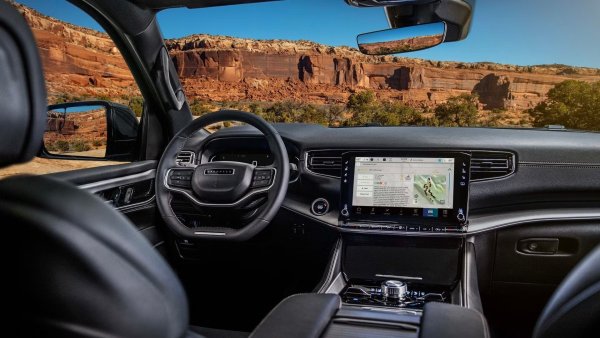 Преминавайки към задната част, седалките са големи и удобни, а за всеки ред седалки има USB портове и въздушни контроли. Wagoneer е просторен, но също така удобен и луксозен. И прави всичко това по сдържан начин. 
