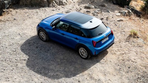 платнените повърхности и дори катарама, интегрирана в арматурното табло. На всичкото отгоре безброй малки светодиоди са разположени под плата, така че да излъчва мека, петниста светлина, която се просмуква през материала. Това е уникално и просто зашеметяващо.