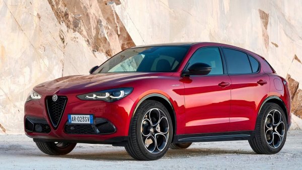 Подобно на повечето италианскит автомобили, Alfa Stelvio има свой чар, като това се отнася и за интериора. Погледнете формулировката на различните измервателни уреди: giri (тахометър), oileo (масло). По отчетлив начин от старата школа има две големи неравности в горната част, точно там, където седят двата основни циферблата. Самите циферблати са поставени дълбоко назад, като иглите висят право надолу.