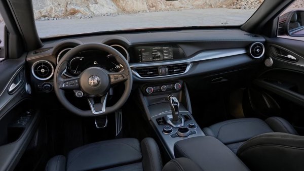 Една част от критиките е използването на малкия цифров екран на информационно-развлекателната система. Иконите са толкова малки, че трябва да използвате малкия си пръст, за да сте сигурни, че няма да натиснете тази до нея. Аlfa също обича да поставя бутона на стартера на волана, отново в онази неудобна, долна четвърт позиция на волана. Жалко, тъй като Stelvio е толкова пълен с характер, че няма нужда от разсейване, за да намали изживяването.
