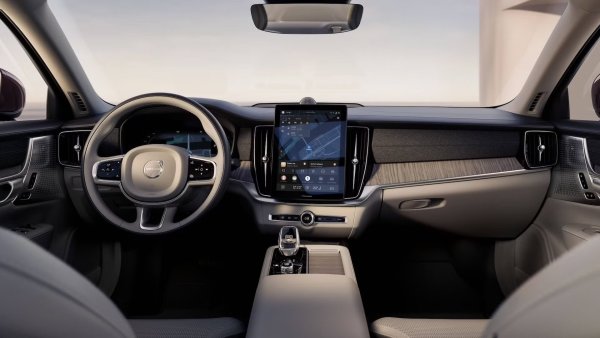 Volvo беше една от първите марки, които приеха голям сензорен екран в централния панел. Но от самото начало Volvo позиционира екрана си по портретен начин, а не пейзажен. Друго нещо, което трябва да се знае, е, че шведите изграждат свое собствено оформление за екрана, с плочки, подредени вертикално. Иконите са големи и с остри линии, така че са лесни за работа и четене. 
