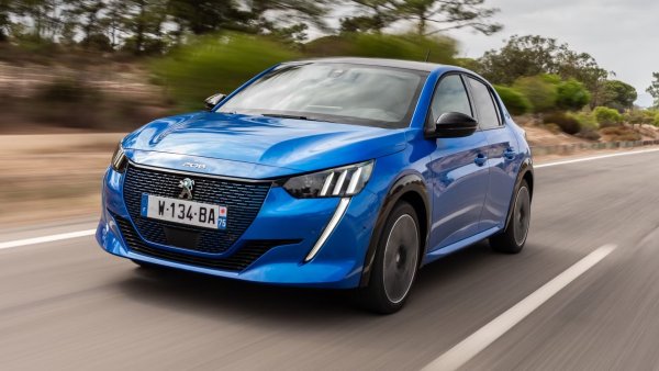 Това че французите са малко нестандартни, когато става въпрос за много неща, е факт. И автомобилите им са доказателство, като компактният хечбек 208 не прави изключение. Интериорът му е приятна изненада, като прави впечатление по-малкият от нормалното волан. Това се прави нарочно, тъй като трябва да погледнете през волана, за да видите инструменталния приборен панел. Самото кормило е разположено малко по-ниско от нормалното, като с това се свиква много бързо. 