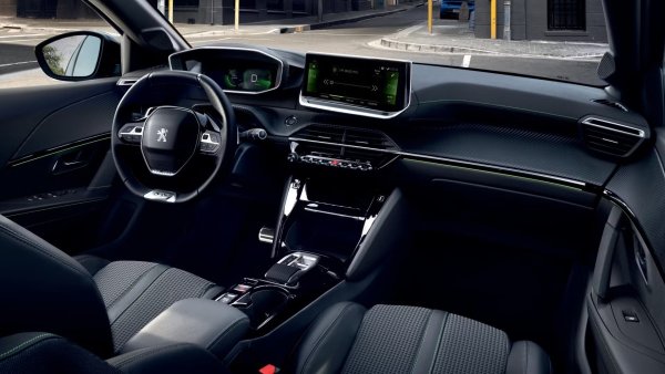 Предимството е, че вече имате ясна, безпрепятствена видимост към всички инструменти пред вас. Единственото нещо, което малко дразни, е редицата превключватели на пианото в централната конзола, за сила на звука и климатичната система. Тя изглежда сякаш е скрита от погледа. Като цяло обаче, малкият френски градски автомобил е лидер в ергономичността по освежаващ начин.