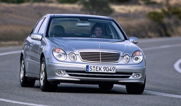 Спрямо 2024: +3%
При Е-класата доминацията на дизелите е смазваща: най-популярната версия е 220 CDI, с 519 регистрации, след това се нареждат 220 D, 350 CDI, 320 CDI, 200 CDI, 270 CDI, 280 CDI. Включени са и 36 регистрирани AMG версии. 
