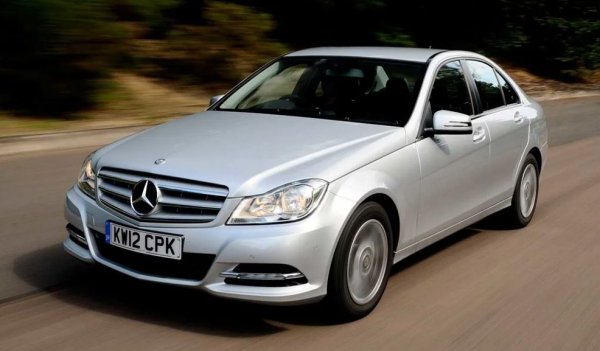 Спрямо 2024: +2%
От дълги години C-класата е най-продаваният премиум автомобил на старо у нас - макар че при новите автомобили е далеч назад от кросоувърите на Mercedes. Регистрациите тази година са с 83 повече, отколкото за първите седем месеца на миналата. Най-търсените версии? Познахте, дизелите: 1151 бройки от 220 CDI, 655 бройки от 200 CDI, 238 бройки от 200 D. В общия брой сме включили и 27 регистрирани AMG версии. 

