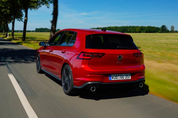 Основният съперник на Golf 8 GTI е фейслифтът на Golf 7 GTI, което е логично с оглед на възможностите на така наречения модел 7.5. Но извън VW? Тук няма съмнение: Focus ST на Ford и i30N на Hyundai &ndash; най-впечатляващите хотхеч модели, появили се в последно време на пазара в Европа.
