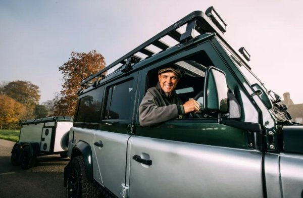 Платен от футболиста само с 7500 долара, машината е уж за лов.  Вини възнамеряваше да отреже покрива на  Land Rover Defender 110,  за да може да "застреля няколко зайци". Тогава той се запознава със Стюарт Браун , известен реставратор на премиум автомобили от Съри. Така се ражда идеята да даде нов живот на колата, като се похарчат до еквивалента на 80 000 евро. 

Определян от самия Вини като &bdquo;Моята гордост и радост&ldquo;, той е застрахован за колосалните 150 000 долара. Land Rover Defender 110 от 1995 година се задвижва от двигателя 300 Tdi. Този модел се произвежда от 1994 до 1998-а. Автомобилът се задвижва от редови четирицилиндров дизелов двигател с обем 2495 куб. см, способен да развие 111 к.с. 
