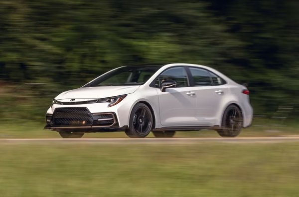 По-нова Toyota Corolla (2021 година) ще струва около 18 500 евро. При тези автомобили пробегът също често е около 100 000 км. В случая под капака на популярния седан има 1,6-литров двигател със 122 к.с., комбиниран с CVT.
