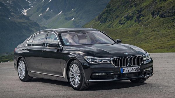 Голямата 7-Series прилича донякъде на по-малката 5-Series, която може да се похвали с отлични аеродинамични показатели, така че резултатът в случая е напълно очакван. Едно от забележителните достойнства на този седан е активното въздушно окачване. Включването на режим Sport позволява снижаване на пътния просвет и повишаване на аеродинамичната ефективност. Има и допълнителни активни елементи в решетката, които също подобряват тези показатели.