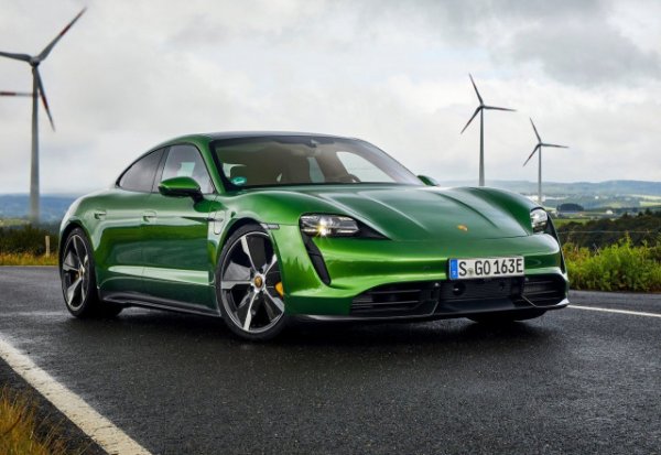 Най-новият спортен модел на компанията от Щутгарт е с електрическо задвижване, като каросерията му е разработена за постигане на минимално аеродинамично съпротивление. Основната идея е да се компенсира сравнително високото тегло на седана - 2,3 тона. Това е постигнато благодарение на активните аеродинамични елементи по каросерията, които помогнаха на Taycan да стане най-бързият сериен електромобил на Нюрбургринг. Това постижение беше подобрено от Tesla Model S, но германците са амбицирани да си го върнат.
