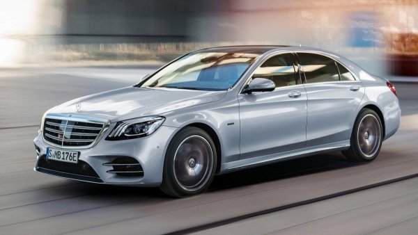 Някой може да остане изненадан, че вижда големият немски седан в тази група, но при неговото проектиране инженерите на марката са вложили огромни усилия именно в тази посока. За постигането на този резултат помагат активните клапи на решетката на радиатора, които насочват въздушния поток и позволяват охлаждането на двигателя да става, само когато е необходимо.
