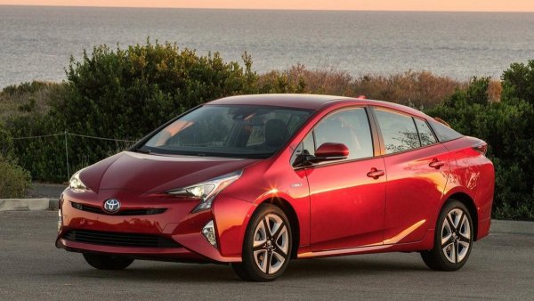 Формата на сълза не е нищо ново за Prius, като при четвъртото си поколение хибридният модел претърпя този сериозни подобрения. Линията на покрива беше преместена по-напред, а също така бяха добавени и нови престилки. Така беше постигната допълнителна ефективност от 0.02 в сравнение с предишния модел.
