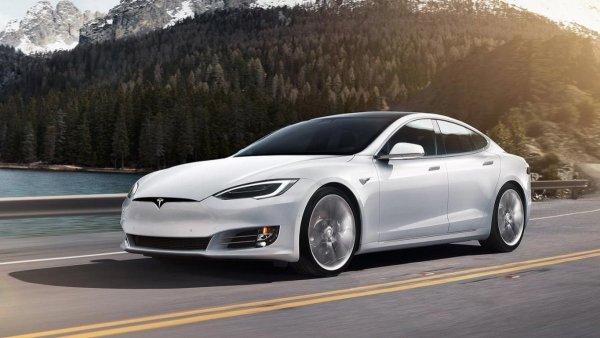 Първият масов модел на Tesla постига този показател, което е доста впечатляващо за автомобил с големи размери. Главният проблем, с който е трябвало да се справят инженерите на Tesla е в преминаването на въздуха покрай предните колела, тъй като тази зона е доста масивна и създава проблеми.
