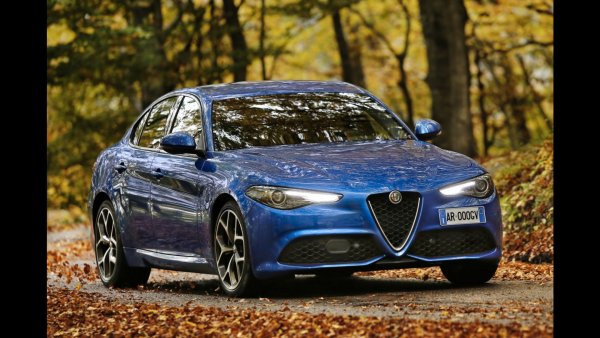 При тази версия на Alfa Romeo Giulia се залага основно на постигане на по-нисък разход на гориво и съответно по-малки нива на вредни емисии СО2. Италианската луксозна спортна кола във варианта АЕ е предвидена за продажба в Щатите, като подобренията по аеродинамиката са най-вече в предната част, където значително е улеснено преминаването на въздушния поток.

