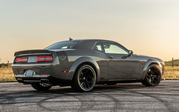 Външно колите се различават от събратята си по каросерията, изработена от въглеродни влакна - преден сплитер, странични прагове, заден спойлер и дифузьор. 20-цоловите джанти се предлагат в гланцово черно или графитено. Предлага се комбинирането им със специални стикери и табелка със серийния номер на артикула.
