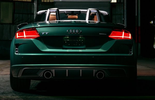 Двигателят е 2,0-литров с турбо и 4 цилиндъра с мощност 231 к.с., като е комбиниран със седемстепенна автоматична скоростна кутия и задвижване на всички колела. Ускорението до 60 мили в час (96,6 км/ч) отнема 5,5 секунди. Преди това компанията създаде окончателни версии за британския, японския и испанския пазар.
