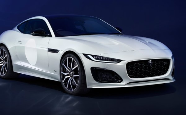 Британският производител демонстрира специална версия на спортната кола, която ще излезе на пазара догодина. Новия продукт е посветен на прехода на компанията към електрическо задвижване и съответно това е най-новият модел на марката с двигател с вътрешно горене.

Източникът на вдъхновение за създателите са състезателните E-Type от 60-те години. Каросерията е боядисана в тъмно синьо или светло сиво, допълнена от бели кръгове отстрани и ръб на радиаторната решетка в същия цвят.
