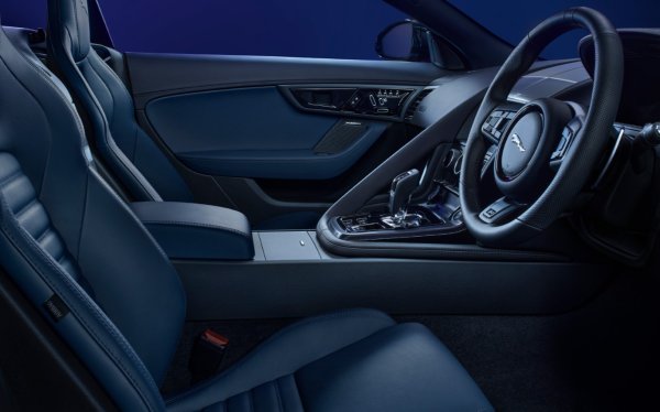 Черни декоративни детайли се появиха и отвън, докато за интериорна декорация се предлагат комбинации от черно с тъмно синьо или червено. Седалките са с хоризонтално гофриране. Също така всяка бройки ще съдържа табелка със серийния номер в партидата.
