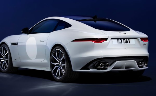 5,0-литровият V8 с компресор произвежда 575 к.с. и е съчетан с 8-степенна автоматична скоростна кутия. Ускорението от 0 до 100 отнема 3,5 секунди за автомобил със задвижване на четирите колела, а максималната скорост е 300 км/ч.
