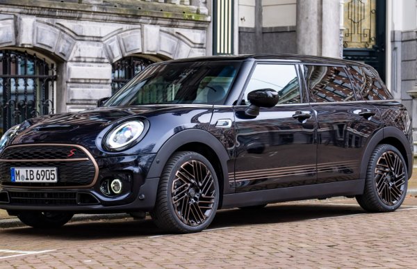 Британците разработиха прощална модификация на комбито, което ще се пенсионира без наследник. Поръчки ще продължат да се приемат до февруари 2024 г. Причината за спирането на модела беше ниското търсене. За сравнение, кросоувърът Countryman е два пъти по-популярен. 
