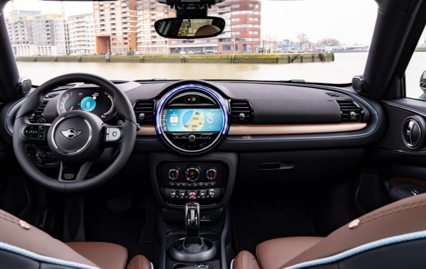 Ще се предлагат три специални цвята в комбинация с меден декор и странични ивици в същия меден нюанс. Серийният номер на копието е посочен на задната стойка. Подобен надпис има и в интериора, декориран в Sage Dark Green с медни акценти.
